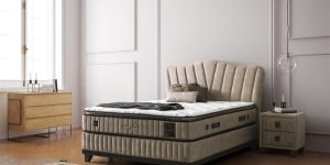 Set bază pat și tăblie model Thermal, tapițat, cu picioare din lemn masiv și ladă depozitare, stil modern pentru dormitor.