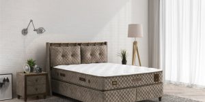 Noptieră tapițată modernă BAMBOO SLEEP GLASS cu blat de sticlă securizată și picioare înalte, ideală pentru un dormitor natural și elegant.