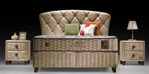 Noptieră elegantă FRESHCELL GLASS tapițată cu material textil, prevăzută cu blat din sticlă securizată și picioare înalte din pentru un dormitor modern.