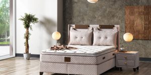 Noptieră modernă Verona Ferremo cu picioare înalte, sertare spațioase și tapițerie premium, design asortat cu patul Verona.