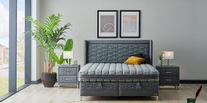 Noptieră modernă cu blat de sticlă rafinat și picioare metalice subțiri, tapițată cu material textil de înaltă calitate din gama Viscofresh.