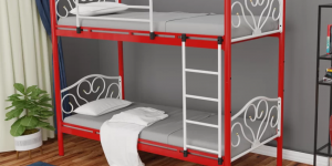 Pat suprapus metalic DELTA cu inimi decorative din metal la capete, structură albă stabilă și scară laterală