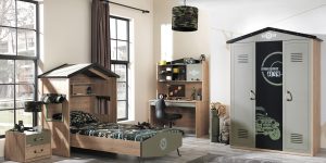 Set dormitor modular pentru tineret CAMP, cu picioare metalice negre și tăblie detașabilă în formă de casă, birou cu modul superior și sifonier încăpător, disponibil la Ferremo.