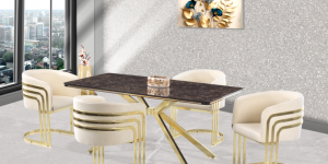 Masă de sufragerie modernă model ATLAS ELITE cu blat alb lăcuit și picioare metalice aurii, prezentată în showroom-ul Ferremo Otopeni.