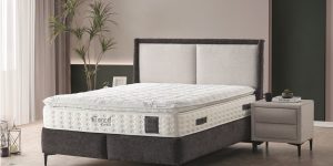 Set bază pat și tăblie model REINA, design regal capitonat, structură metalică cu lada depozitare și picioare compatibile cu robot aspirare.