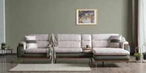 Colțar modular Ahsen pentru living, design modern cu picioare metalice, tapițerie din stofă premium și zone spațioase de relaxare, disponibil la Ferremo Otopeni.