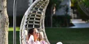 Balansoar individual Fornelli Swing alb cu design modern din ratan pentru terasă.