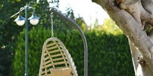 Balansoar suspendat individual Orlino Swing din ratan pentru balcon sau terasă.